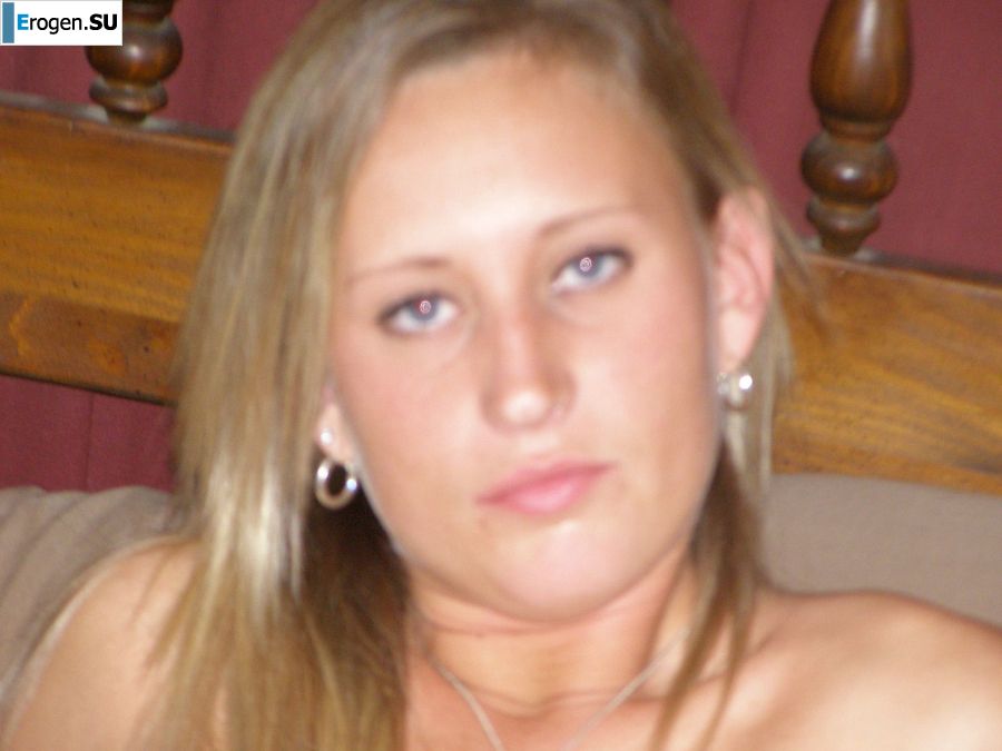 Блондинка в розовых трусиках выпила и раздвинула ноги в биллиардном клубе. Фото 9