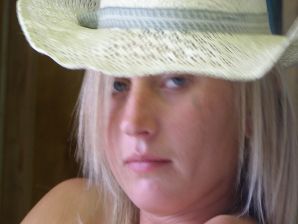 Блондинка в розовых трусиках выпила и раздвинула ноги в биллиардном клубе. Эскиз 10