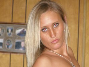 Блондинка в розовых трусиках выпила и раздвинула ноги в биллиардном клубе. Эскиз 15