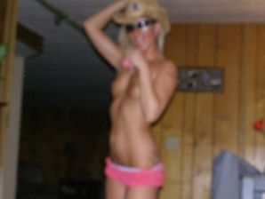 Блондинка в розовых трусиках выпила и раздвинула ноги в биллиардном клубе. Эскиз 23