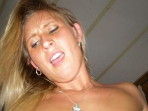 Блондинка в розовых трусиках выпила и раздвинула ноги в биллиардном клубе. Эскиз 30