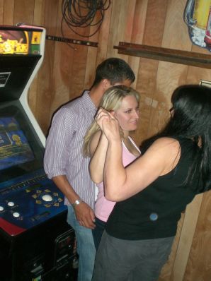 Блондинка в розовых трусиках выпила и раздвинула ноги в биллиардном клубе. Эскиз 32