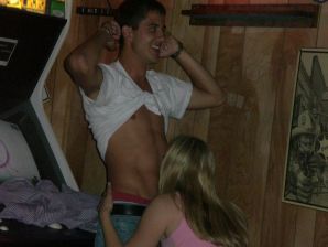 Блондинка в розовых трусиках выпила и раздвинула ноги в биллиардном клубе. Эскиз 35