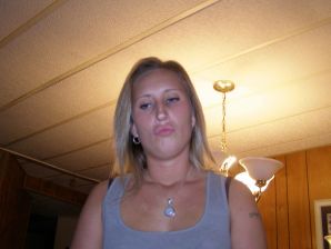 Блондинка в розовых трусиках выпила и раздвинула ноги в биллиардном клубе. Эскиз 6