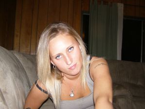 Блондинка в розовых трусиках выпила и раздвинула ноги в биллиардном клубе. Эскиз 7