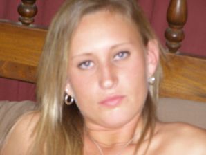 Блондинка в розовых трусиках выпила и раздвинула ноги в биллиардном клубе. Эскиз 9