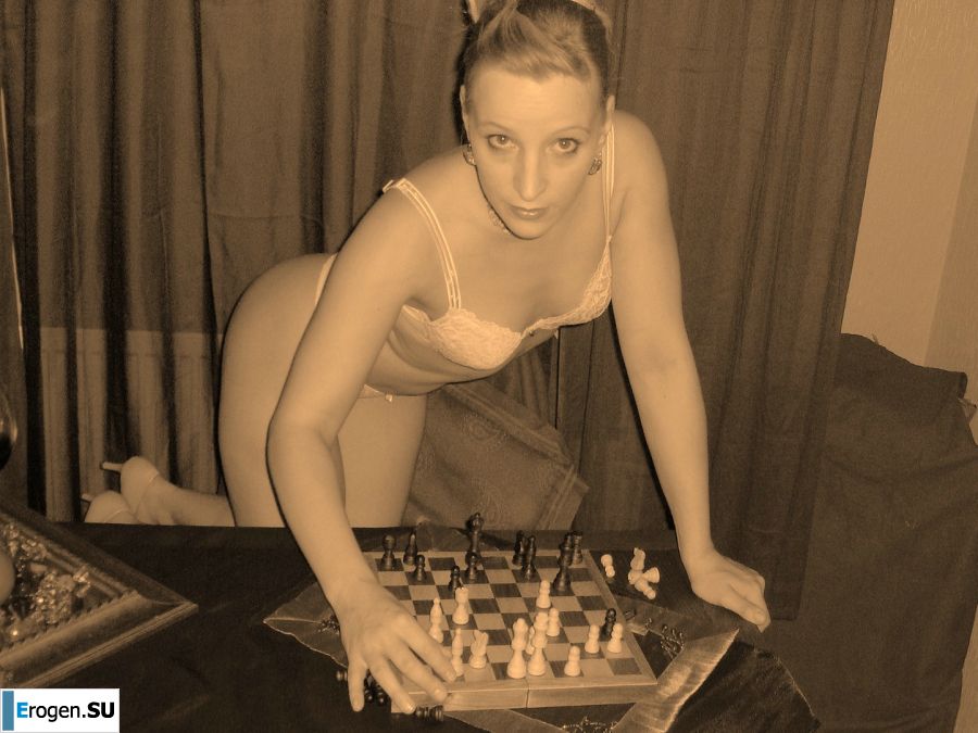 Fatal blonde in lingerie posing languidly and then undressing. Photo 25