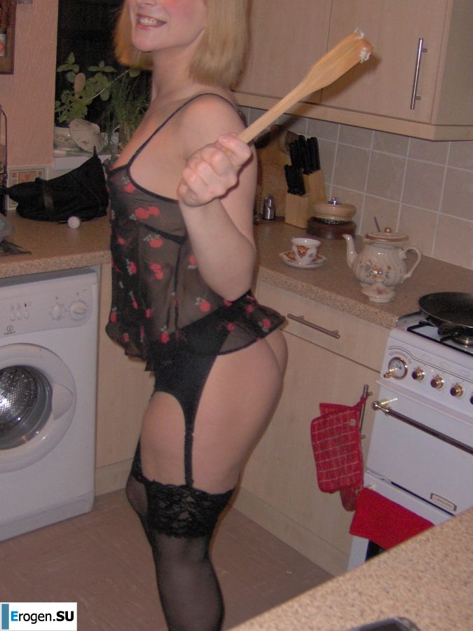 Fatal blonde in lingerie posing languidly and then undressing. Photo 33