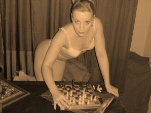 Роковая блондинка в нижнем белье томно позирует, а потом раздевается. Эскиз 25