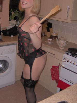 Роковая блондинка в нижнем белье томно позирует, а потом раздевается. Эскиз 33