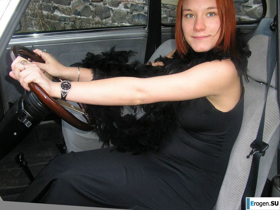 Рыжая девушка в колготках в сеточку раздевается прямо на улице. Фото 8