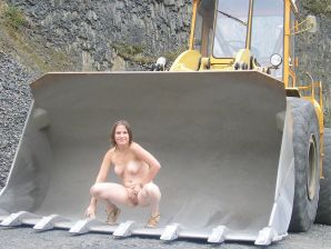 Рыжая девушка в колготках в сеточку раздевается прямо на улице. Эскиз 14