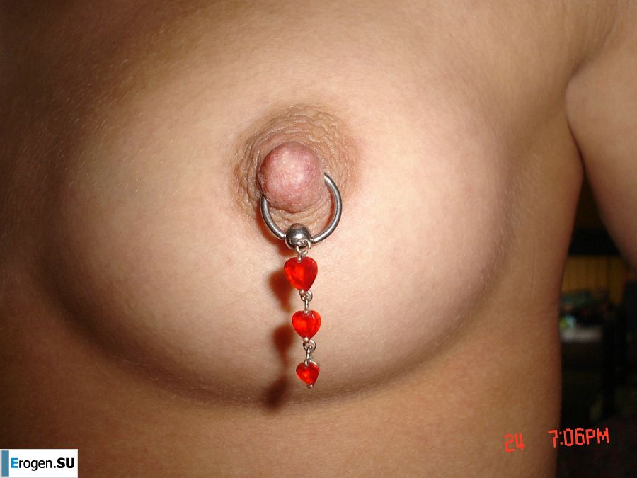 Голубоглазая шалунья с пирсингом в соске играет со своими трусиками. Часть 2. Фото 15