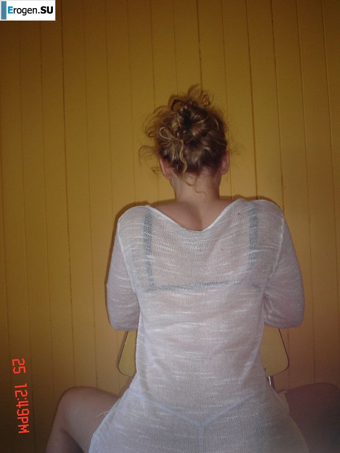 Голубоглазая шалунья с пирсингом в соске играет со своими трусиками. Часть 2. Фото 24