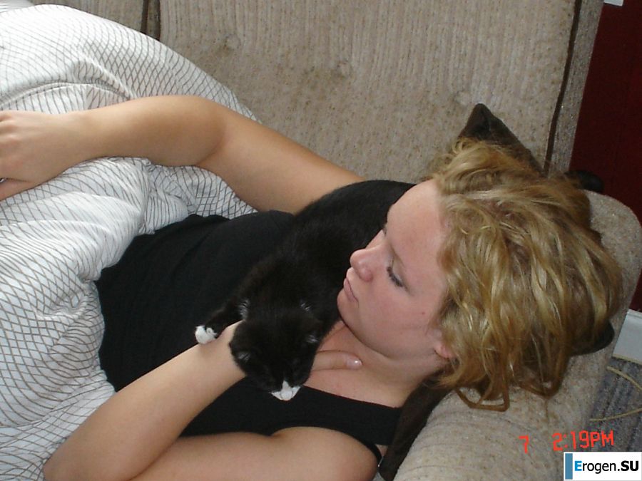 Голубоглазая шалунья с пирсингом в соске играет со своими трусиками. Часть 2. Фото 46