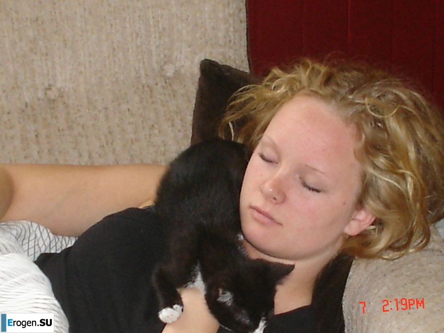 Голубоглазая шалунья с пирсингом в соске играет со своими трусиками. Часть 2. Фото 47