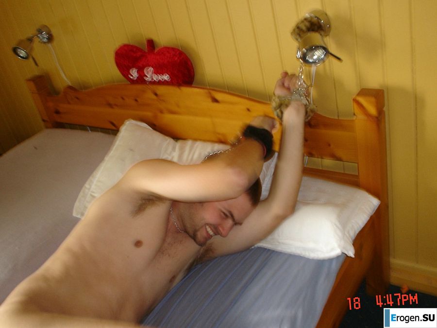 Голубоглазая шалунья с пирсингом в соске играет со своими трусиками. Часть 2. Фото 54