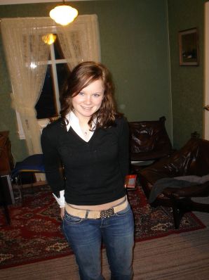 Голубоглазая шалунья с пирсингом в соске играет со своими трусиками. Часть 2. Эскиз 1