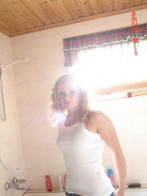 Голубоглазая шалунья с пирсингом в соске играет со своими трусиками. Часть 2. Эскиз 10