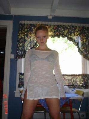 Голубоглазая шалунья с пирсингом в соске играет со своими трусиками. Часть 2. Эскиз 21