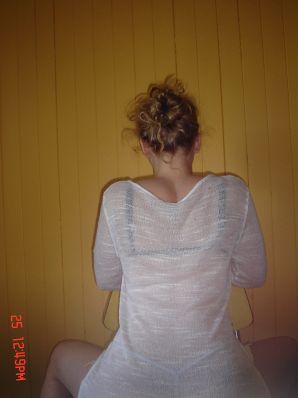 Голубоглазая шалунья с пирсингом в соске играет со своими трусиками. Часть 2. Эскиз 24