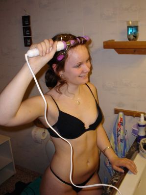 Голубоглазая шалунья с пирсингом в соске играет со своими трусиками. Часть 2. Эскиз 3