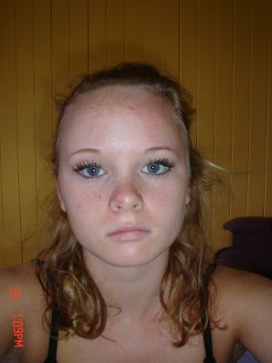 Голубоглазая шалунья с пирсингом в соске играет со своими трусиками. Часть 2. Эскиз 32