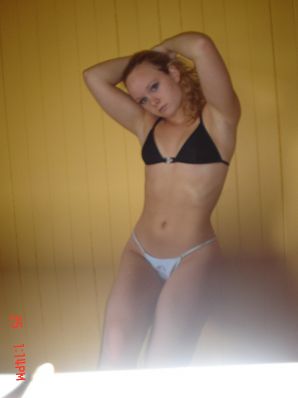 Голубоглазая шалунья с пирсингом в соске играет со своими трусиками. Часть 2. Эскиз 39