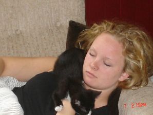 Голубоглазая шалунья с пирсингом в соске играет со своими трусиками. Часть 2. Эскиз 47