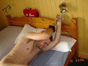 Голубоглазая шалунья с пирсингом в соске играет со своими трусиками. Часть 2. Эскиз 54