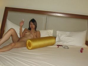 The Asian woman spread her legs and shamelessly tugs the pussy. Thumb 28