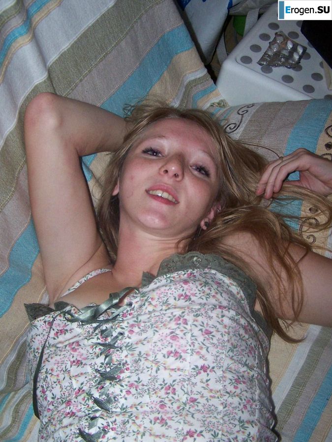 The red-haired beauty poses on the bed without panties, spread her legs. Photo 11