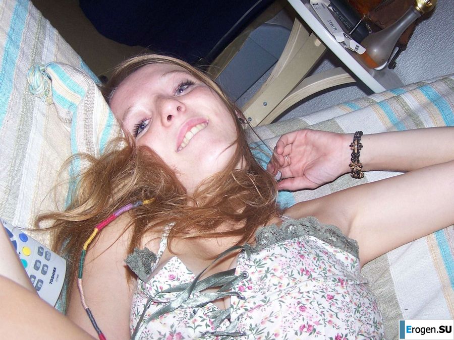 The red-haired beauty poses on the bed without panties, spread her legs. Photo 16