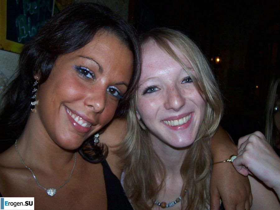 The red-haired beauty poses on the bed without panties, spread her legs. Photo 6