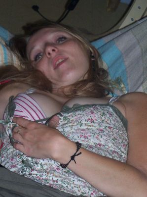 The red-haired beauty poses on the bed without panties, spread her legs. Thumb 8