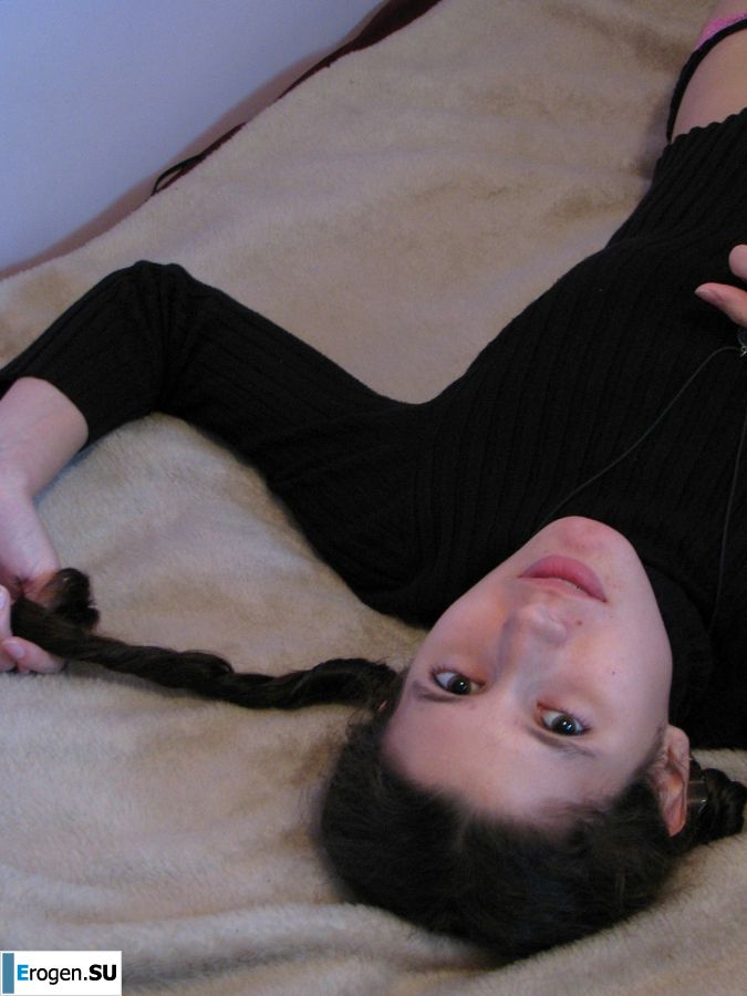 Симпатичная студентка теребит письку и показывает половые губы. Часть 2. Фото 26