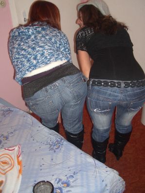 Озорные шалуньи трогают друг друга за сиськи. Часть 3. Эскиз 10