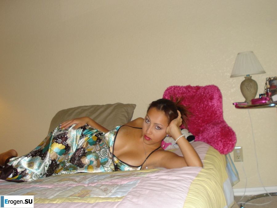 A woman with beautiful tits poses in a swimsuit and without it. Part 2. Photo 13