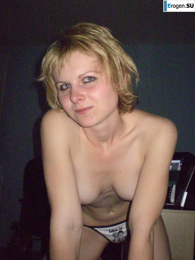 A young blonde in red lingerie stood up with cancer and spreads her pussy. Photo 6