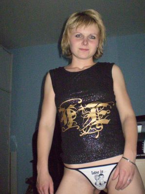 Молодая блондинка в красном белье встала раком и раздвинула киску. Эскиз 2