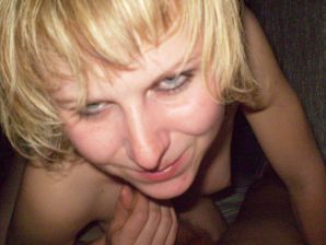 Молодая блондинка в красном белье встала раком и раздвинула киску. Эскиз 3