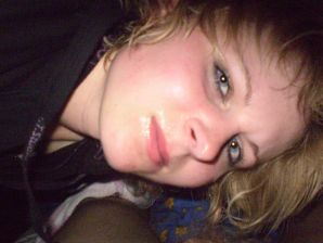 Молодая блондинка в красном белье встала раком и раздвинула киску. Эскиз 4