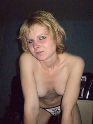 Молодая блондинка в красном белье встала раком и раздвинула киску. Эскиз 6