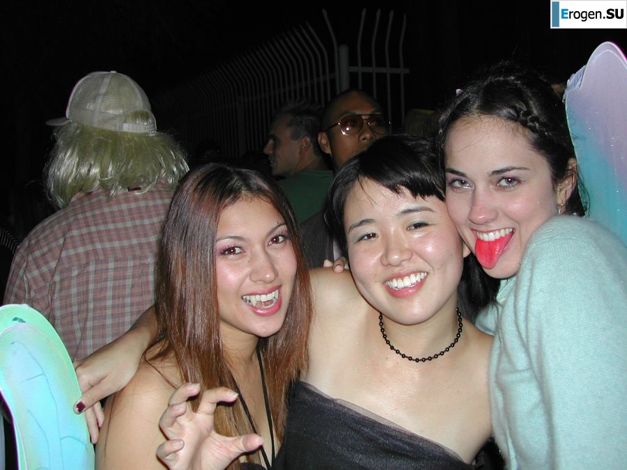 Танцовщица после работы показала упругую попку. Фото 12