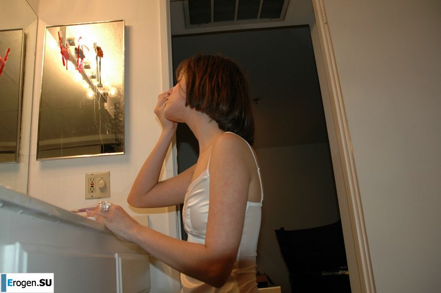 Танцовщица после работы показала упругую попку. Фото 17