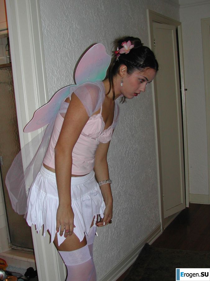 Танцовщица после работы показала упругую попку. Фото 3