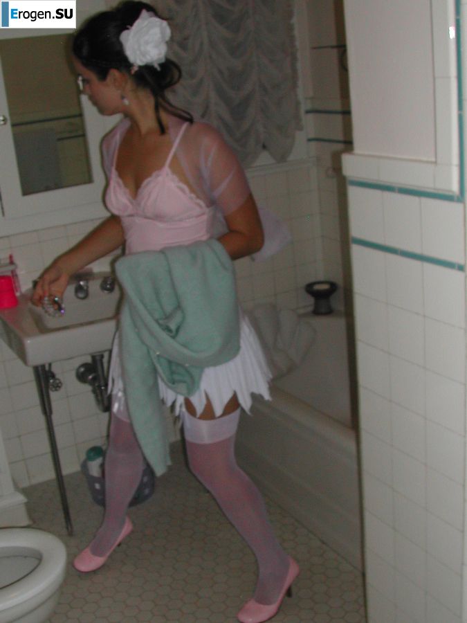 Танцовщица после работы показала упругую попку. Фото 6