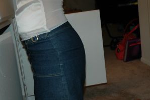Танцовщица после работы показала упругую попку. Эскиз 16