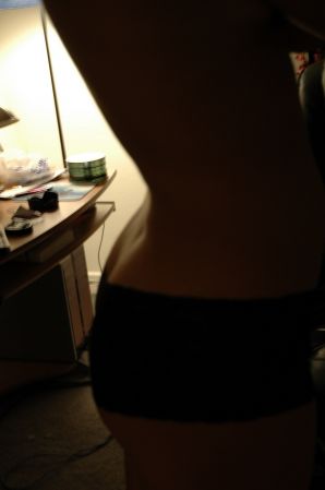 Танцовщица после работы показала упругую попку. Эскиз 33