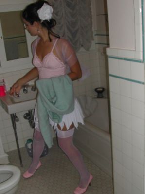 Танцовщица после работы показала упругую попку. Эскиз 6